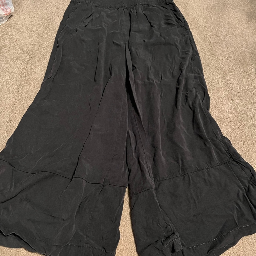 Black flowing crop pants, great for travel